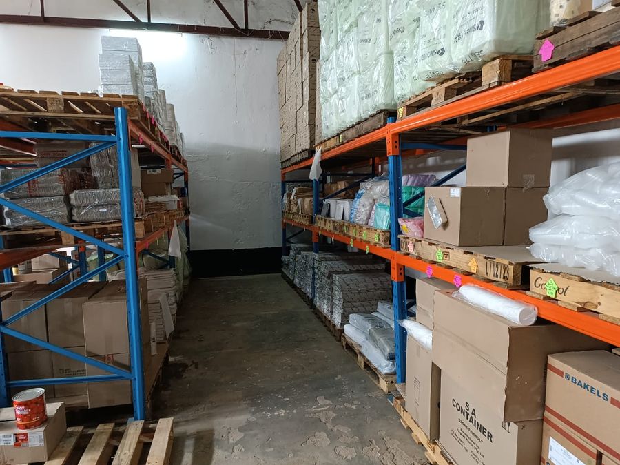 Stock d'emballages alimentaires dans l'entrepôt Artion